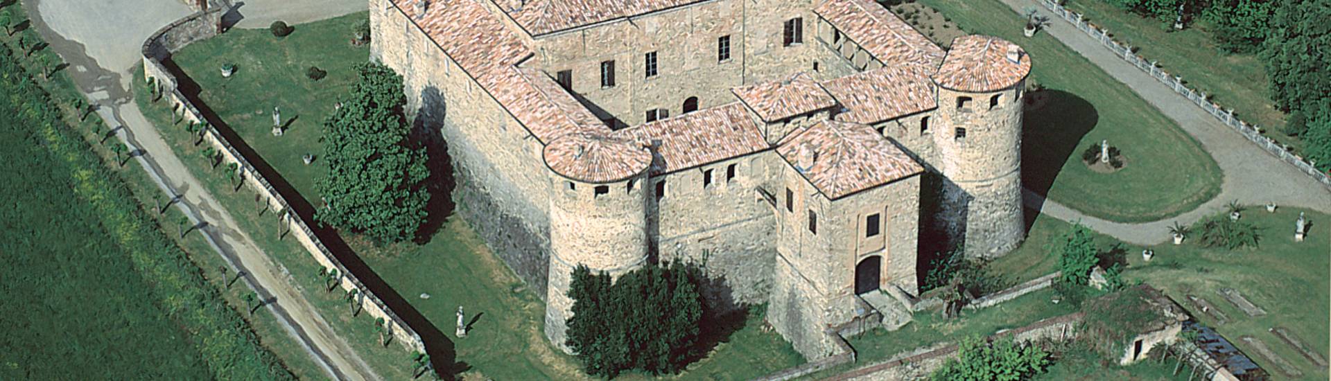 Castello e Rocca di Agazzano - panoramica photo credits: |Corrado Gonzaga| - Castello di Agazzano